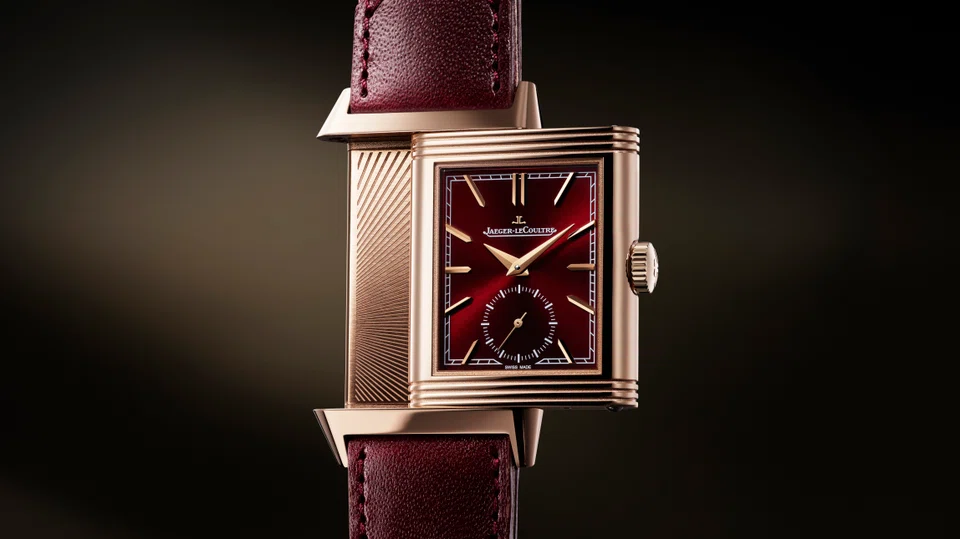 The multiple layers of lacquer applied on the ox-blood burgundy dial gives it an unparalleled colour intensity. 