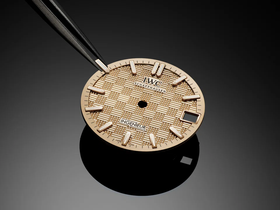 The dial of the new Ingenieur Automatic 35 features the hallmark grid motif of intersecting small lines and squares in a warm gold tone to match the case.