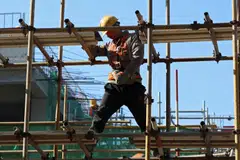 The builder will engage an external financial adviser and legal adviser to assist in evaluating the capital structure and liquidity. 