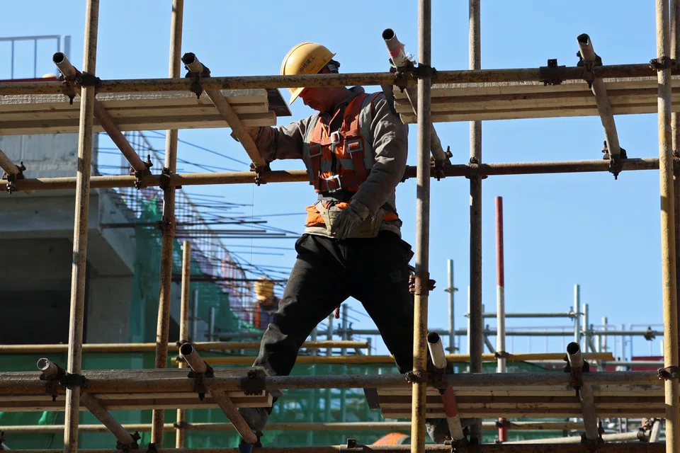 The builder will engage an external financial adviser and legal adviser to assist in evaluating the capital structure and liquidity. 