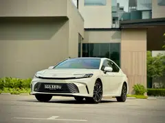  The hammerhead grille, sharper lines and slim lamps up front give the XV80 Camry a clean, confident look. 