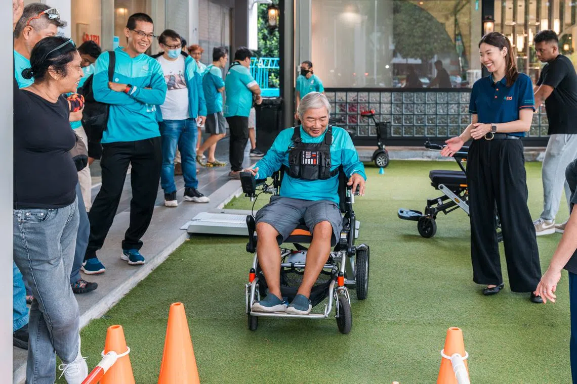 A Deliveroo rider uses a PMA during a simulation activity at the workshop.