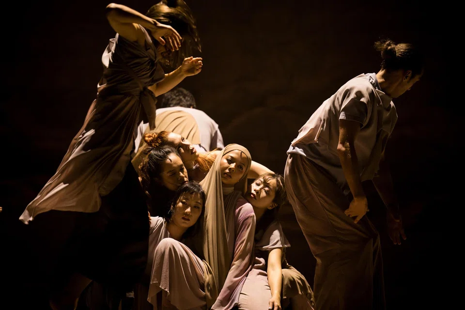 Suara / Oro Rua, on the programme of this year's Singapore International Festivals of Arts 2024, explores what voice, song and movement could be in a post-human world.