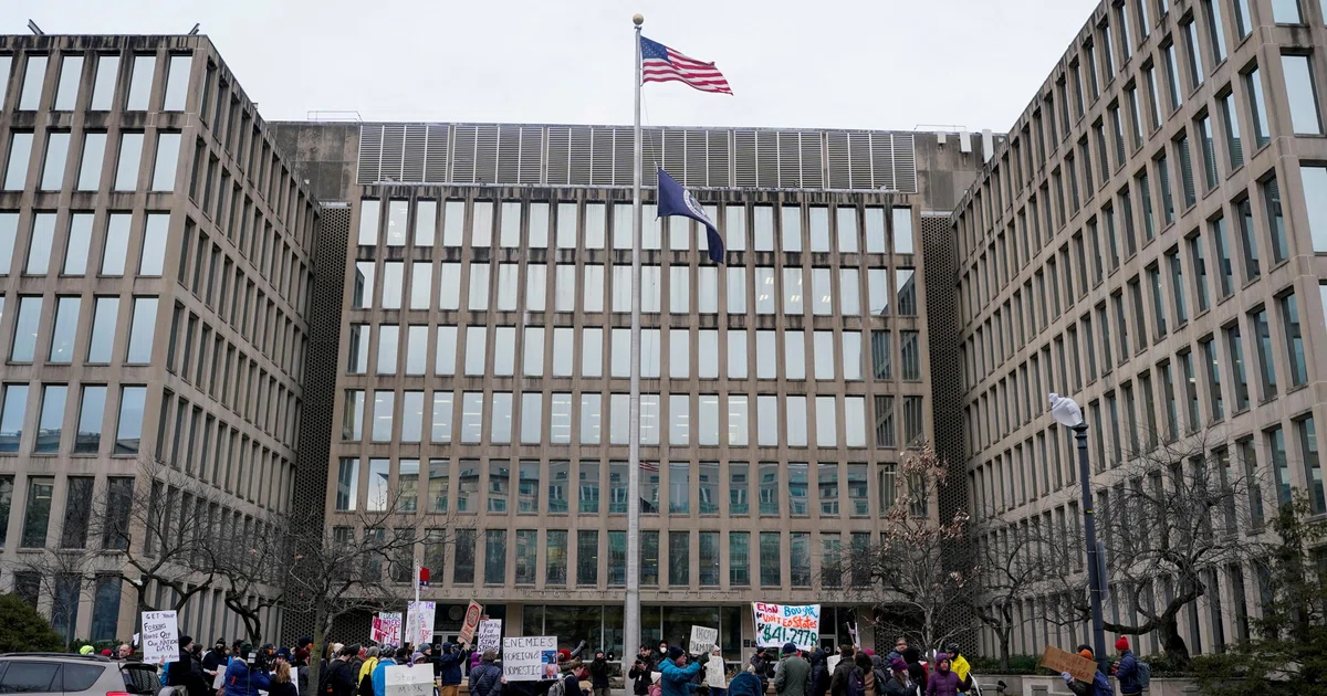 Trump administration presses government workers to accept buyout ahead ...