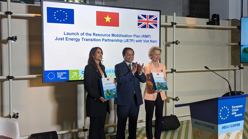 From left: UK Secretary of State for Energy Security and Net Zero Claire Coutino, Vietnam Prime Minister Pham Minh Chinh, and European Commission President Ursula von der Leyen at the launch of Vietnam's Resource Mobilisation Plan at the sidelines of COP28.