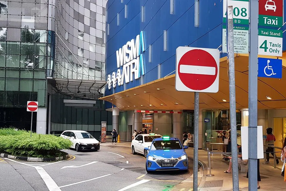 该房地产投资信托管理人将净房地产收入的下降归因于脱售Wisma Atria办公分层单位所造成的收入损失，以及主要为其中国物业计提的租金拖欠拨备。