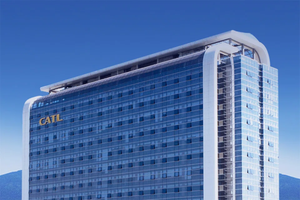 CHINA'S CATL, the world's largest battery maker, has priced its shares at 410 yuan (S$85) each in a private placement to raise US$6.7 billion, according to 2 sources with direct knowledge of the matter.