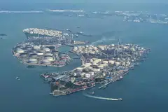 In 1961, Shell became the first foreign investor to receive Singapore’s Pioneer Certificate, for its investment decision to build an oil refinery on Pulau Bukom that year.