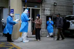 Residents line up for nucleic acid tests during lockdown in Shanghai, China, April 30, 2022. REUTERS