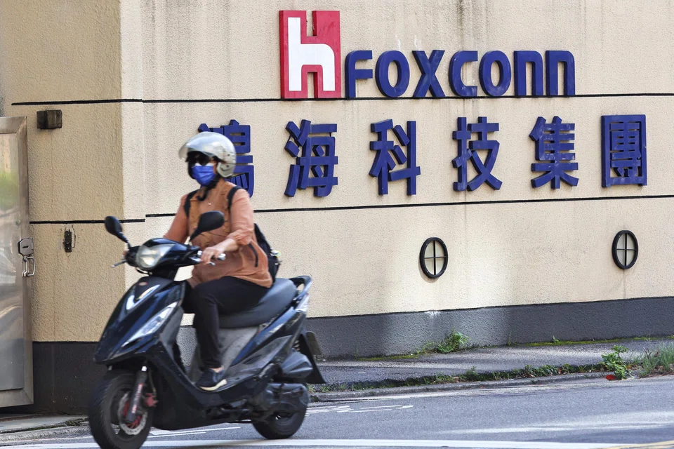 Foxconn says that it intends to roll out the Model T and Model U buses in Japan in 2027.