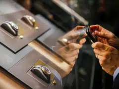 Swiss watch exports to Singapore suffer a 7.9 per cent drop compared to a strong rise a year ago.