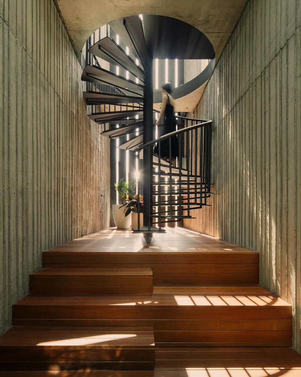 The spiral staircase in the second-storey courtyard leads to the attic.