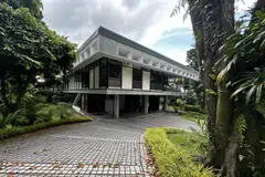 The price for the Bin Tong Park bungalow works out to S$2,283 psf on land area.