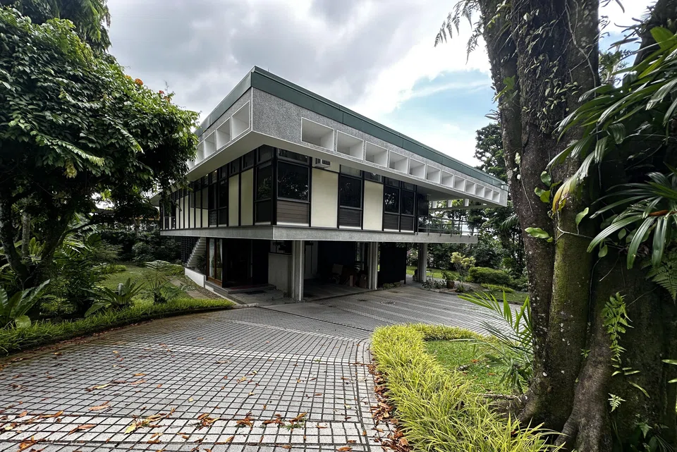 The price for the Bin Tong Park bungalow works out to S$2,283 psf on land area.