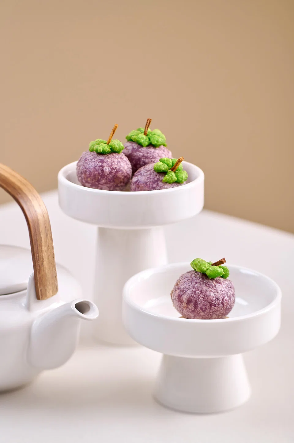 Mangosteen-shaped glutinous dumplings stuffed with savoury pork.