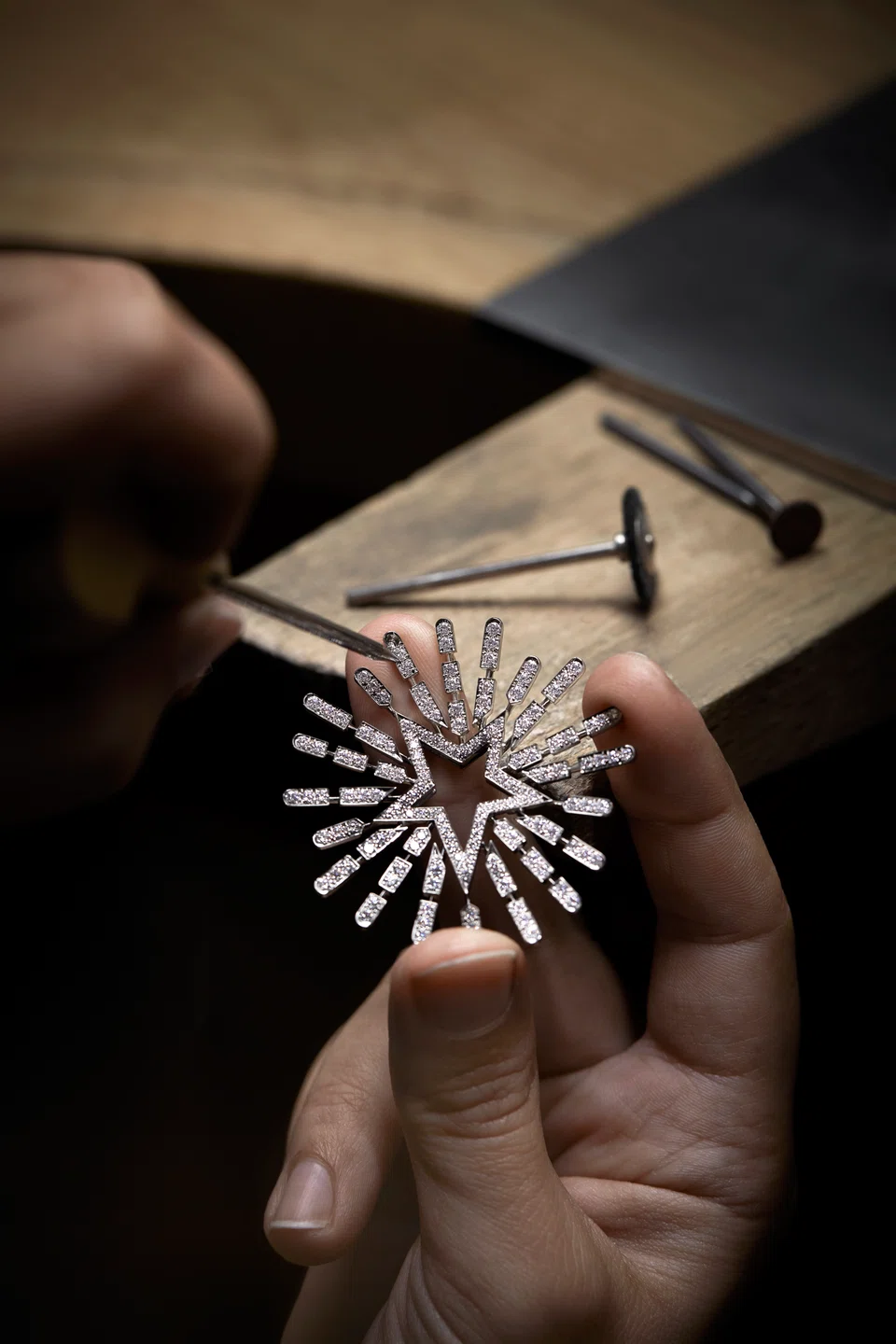 Using a perloir to set the beads on the comet motif




