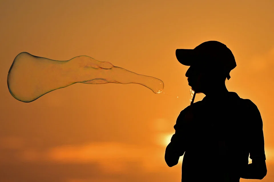 While signs point to an advanced-stage bubble in AI, history shows that there is no exact point at which a bubble bursts under its own weight, the writer notes.