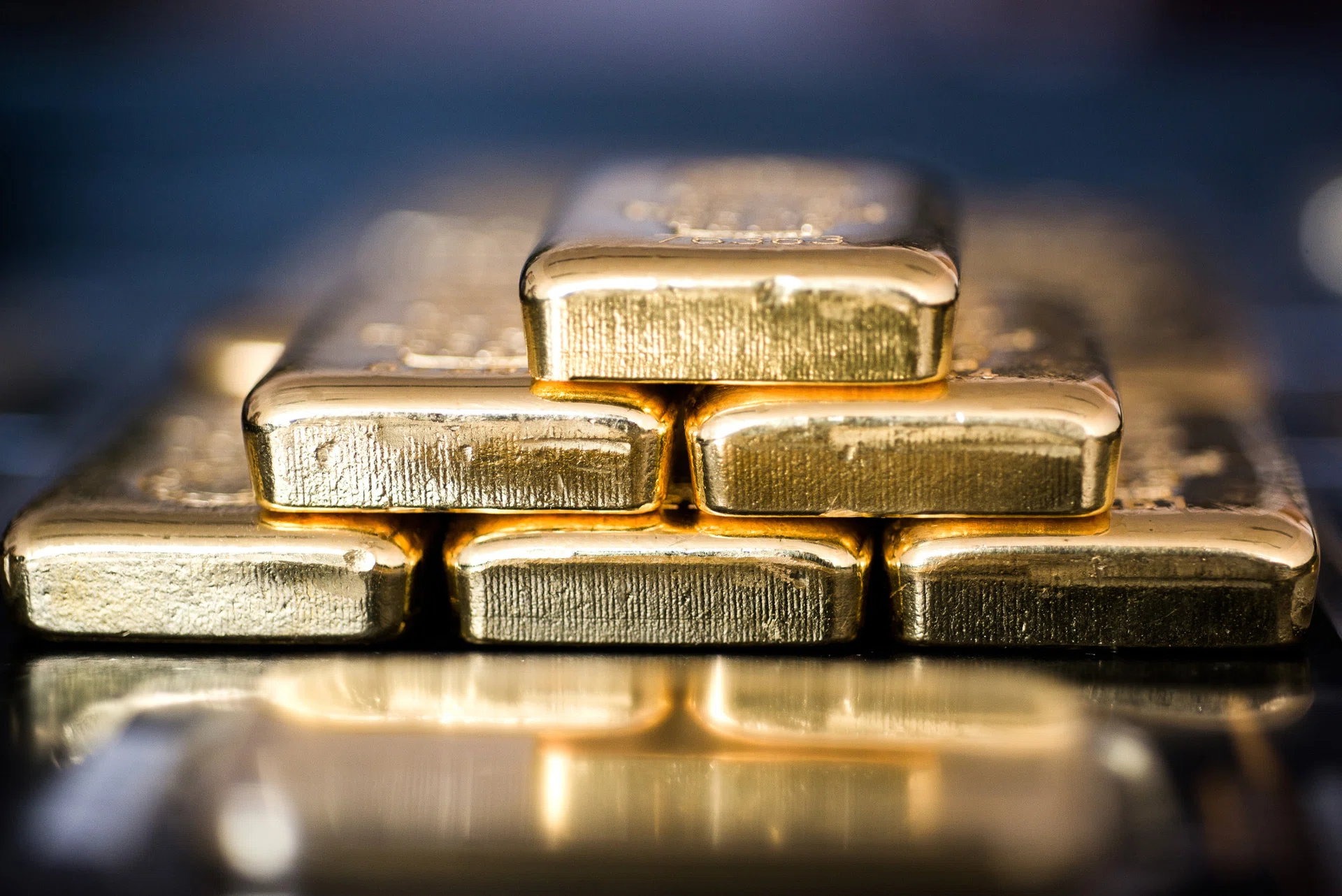 Gold rises on bargain hunting and US rate cut, set for monthly gain