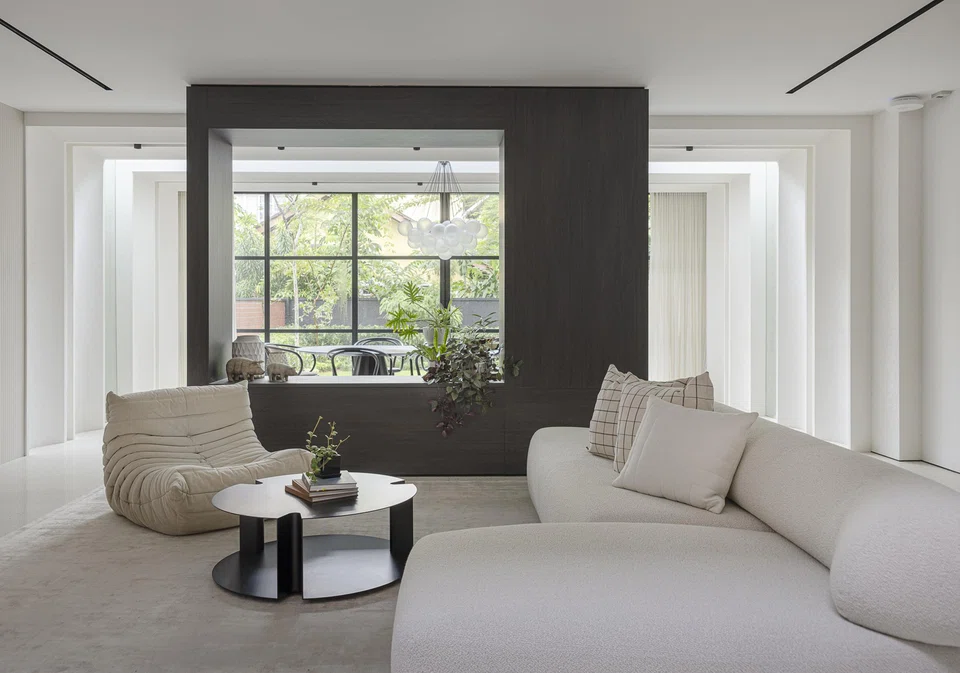 The divider's opening perfectly frames the living space, dining room and garden.