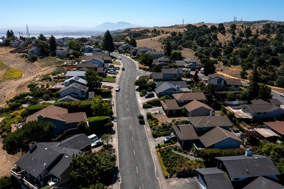 The contract rate on a 30-year fixed mortgage dropped 13 basis points to 6.87 per cent in the week ended Jul 12.