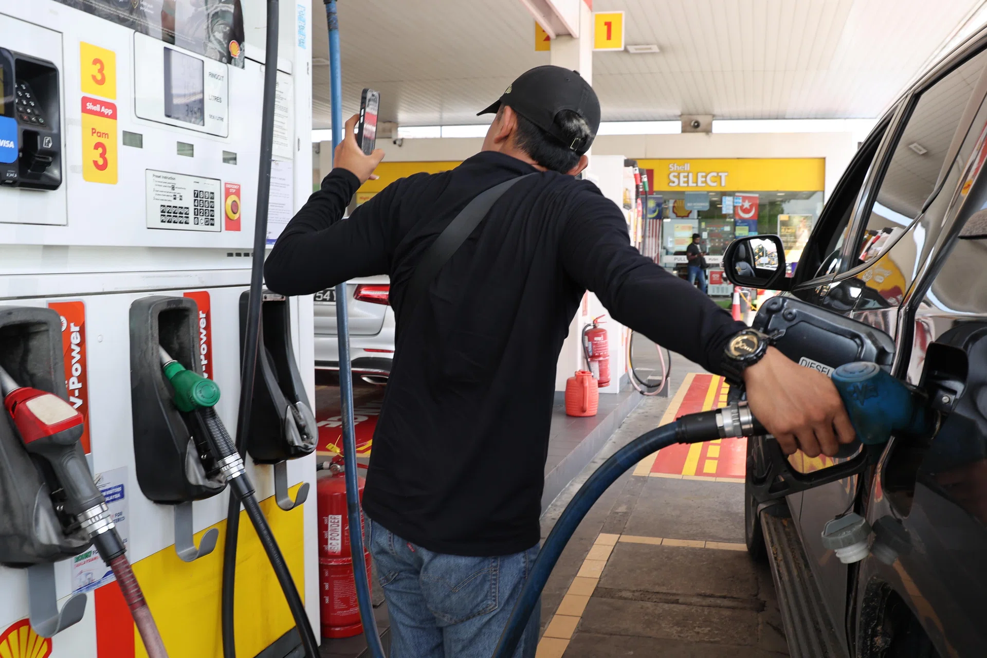 Oil prices edge higher ahead of Trump-Zelensky meeting