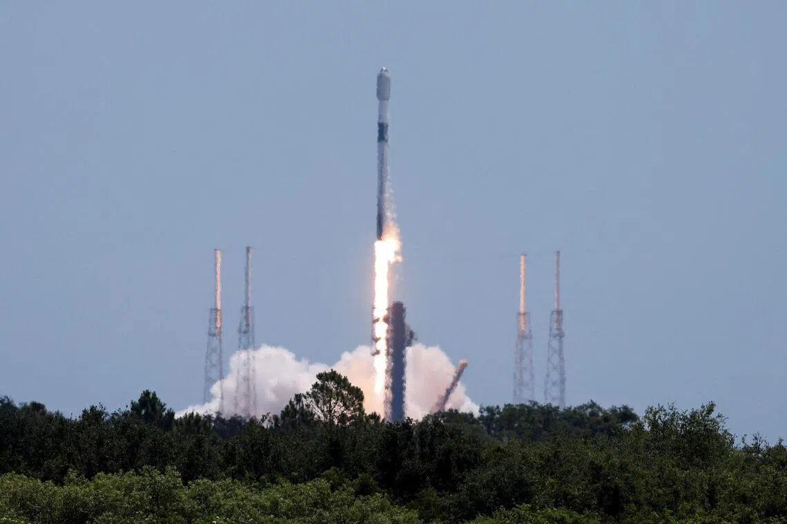 A SpaceX Falcon 9 rocket lifts off. SpaceX's valuation has soared from about US$200 billion in 2024 to today’s IPO estimate of around US$1.75 trillion.