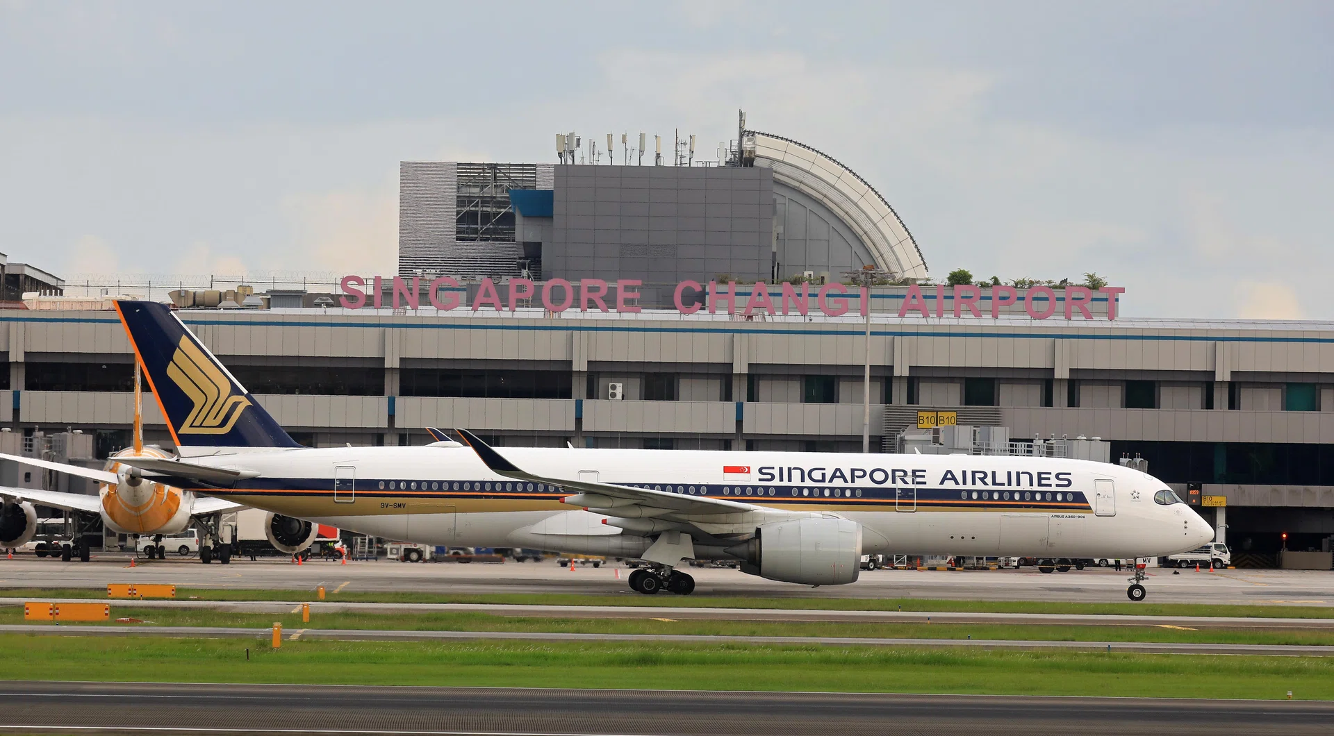Singapore is on 3 of the top 10 busiest international flight routes in ...