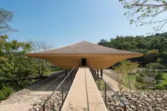 Kohtei's ship-like structure is clad in wooden shingles adapted from the traditional kokerabuki technique.