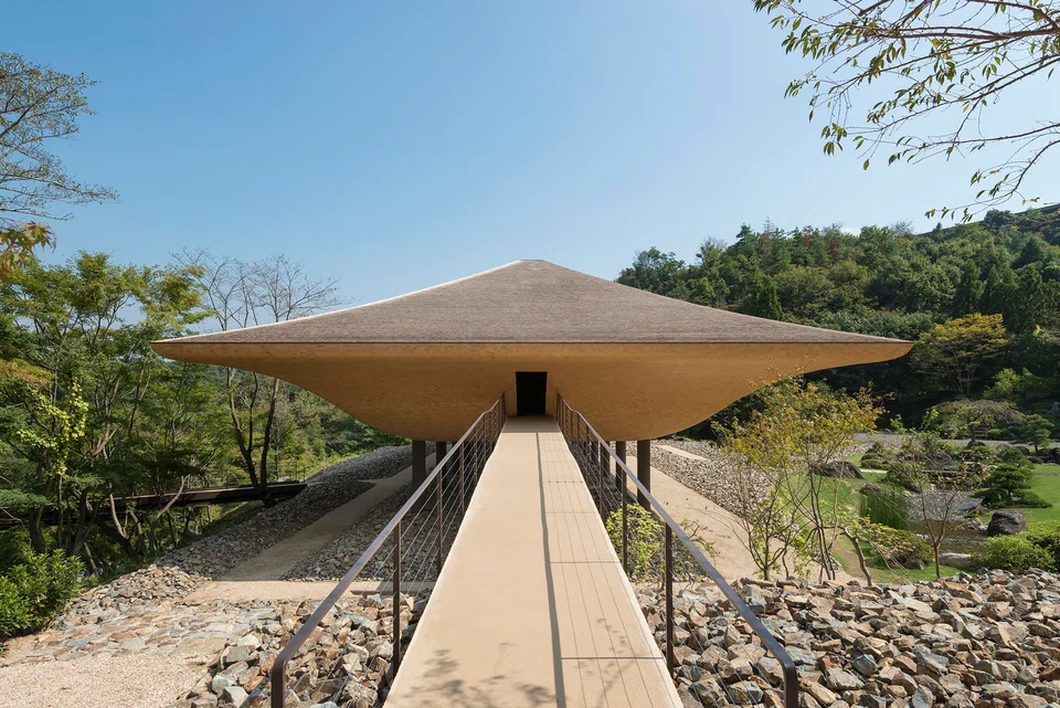 Kohtei's ship-like structure is clad in wooden shingles adapted from the traditional kokerabuki technique.