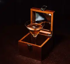 The Retrospect cocktail is served with a mirror, and with the waiter telling the guest: “Just like you, the drink is stronger than you think.”