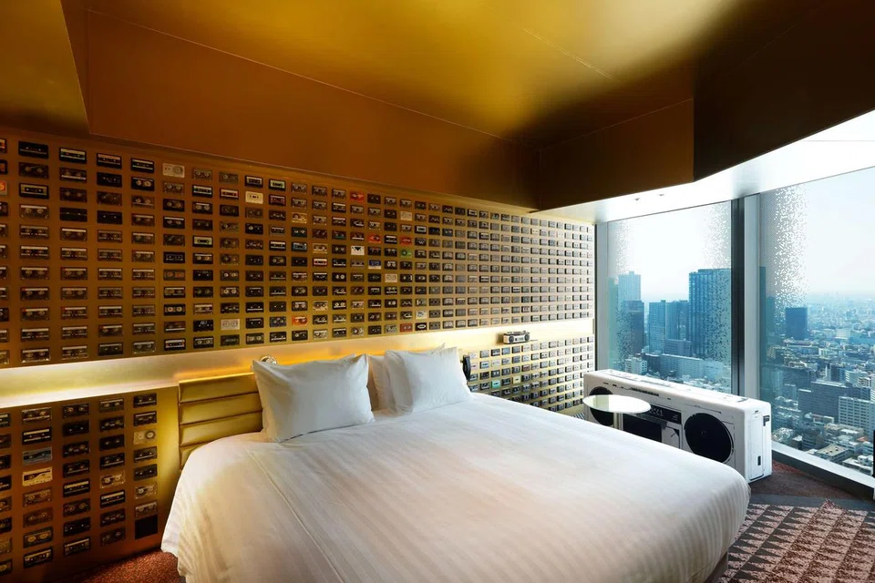 A wall covered with cassette tapes brightens up the room designed by Yoshiaki Kaihatsu.