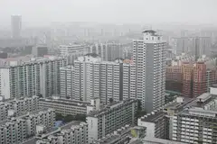 Rising inflation or interest rates remain the top potential risk factors that might adversely impact market sentiment in the next six months, a survey by the National University of Singapore's Institute of Real Estate and Urban Studies shows. 