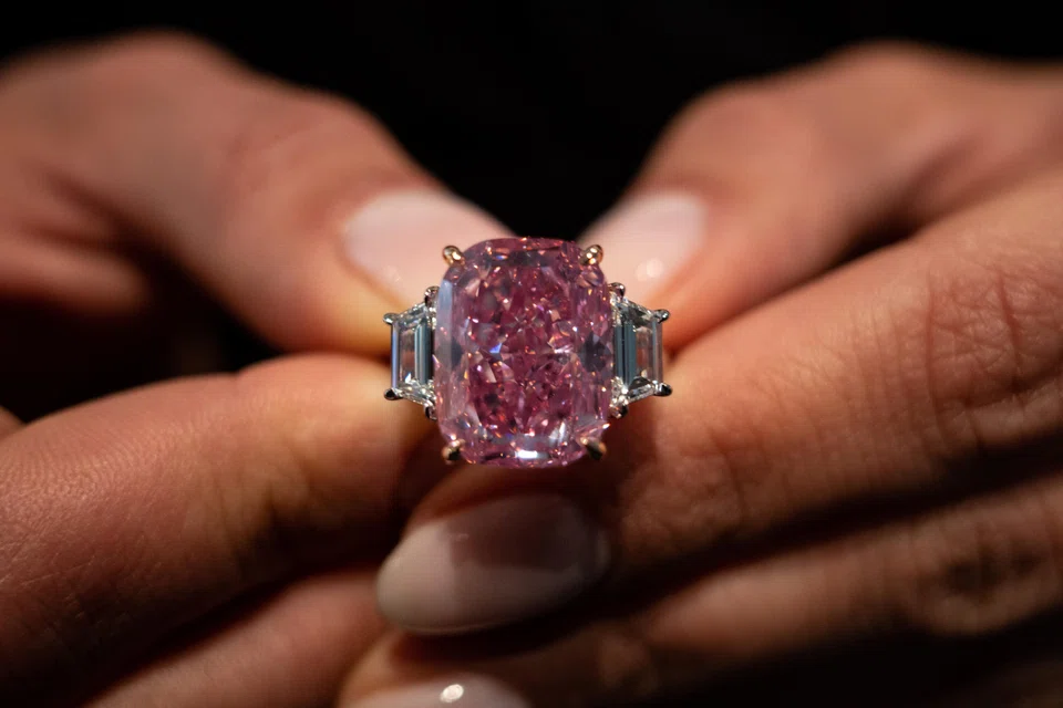 The cushion-cut diamond, which is mounted on a ring, has been described by experts as “glowing” and has the highest ranking possible for the quality of colour, defined as “Fancy Vivid.”