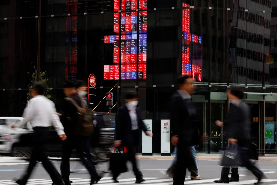 After a pullback in all three main indexes on Wall Street, Asian markets also struggled.