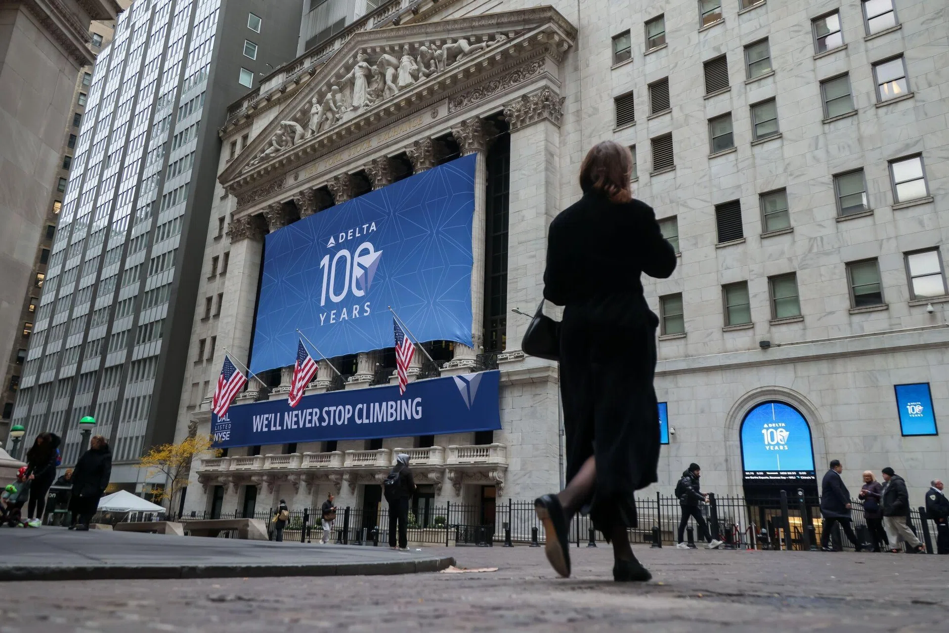 US: Dow notches record-high close while Amazon weighs on Nasdaq