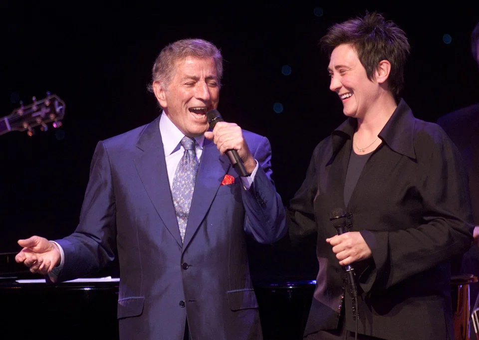 Singers KD Lang and Tony Bennett (L) perform at "A Night At The Apollo", a Democratic National Committee fundraiser in Apr 24, 2002. 