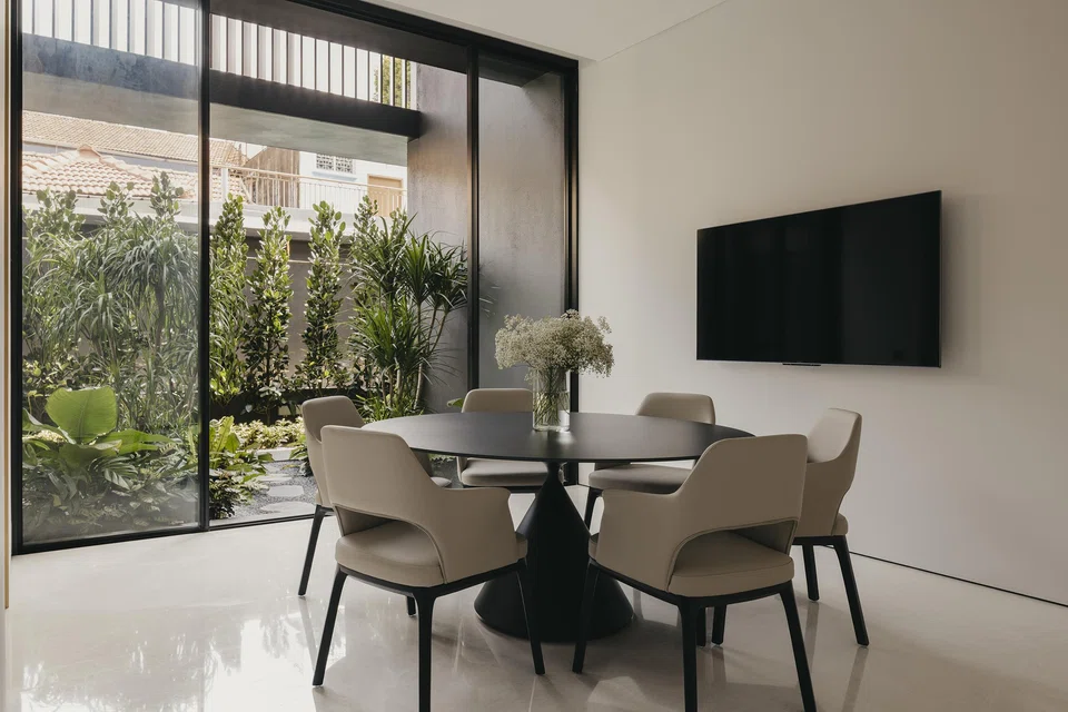 A second, more casual dining space for the family.