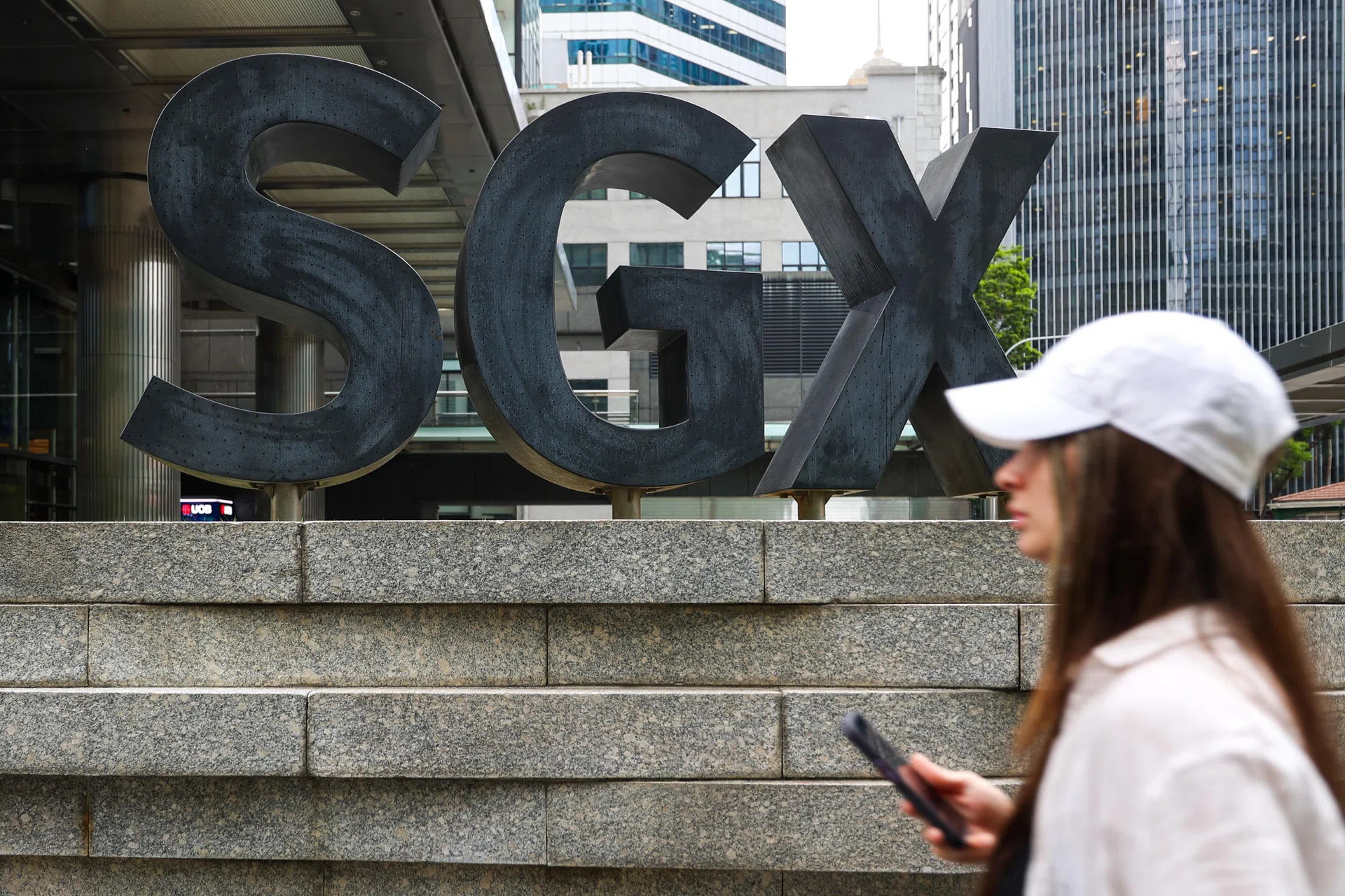 Singapore stocks end higher on Friday; STI gains 0.4%