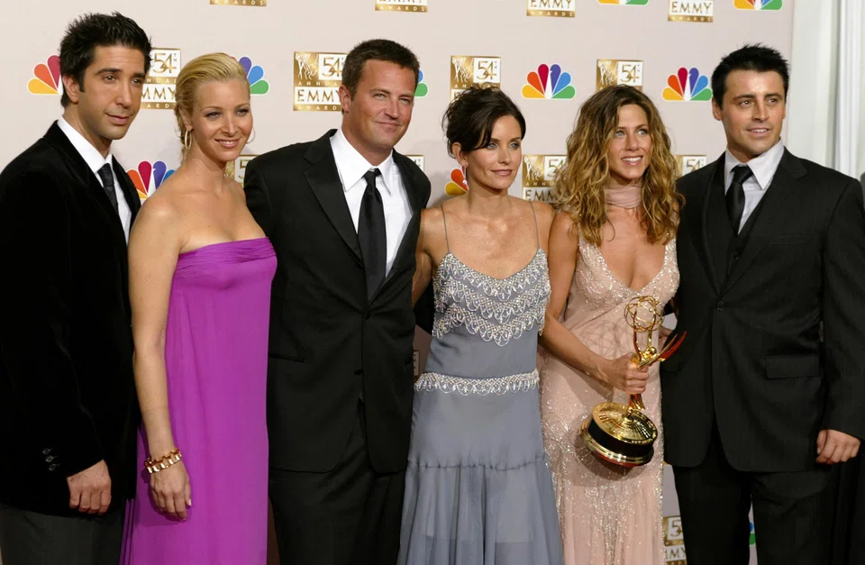 (From left) David Schwimmer, Lisa Kudrow, Matthew Perry, Courteney Cox Arquette, Jennifer Aniston and Matt LeBlanc of "Friends", appear at the 54th annual Emmy Awards in Los Angeles, US, Sept 22, 2002. 
