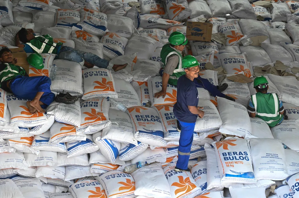 Indonesia's GDP grew 4.94 per cent annually in the July-September quarter, compared with 5.05 per cent predicted by economists surveyed by Reuters. 