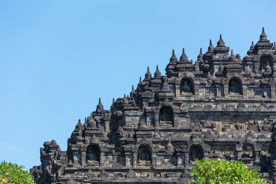  Enjoy complimentary onshore
excursions.