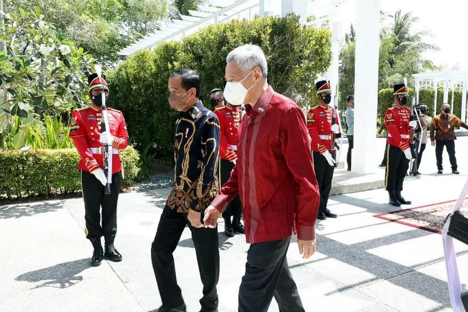 PM Lee Hsien Loong (right) and Indonesian President Joko Widodo at the Leaders' Retreat in Bintan, Indonesia, on Jan 25, 2022. 