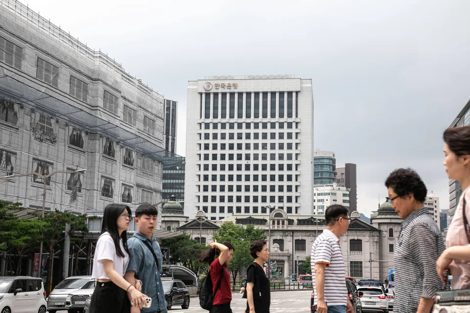 Governor Rhee Chang-yong has repeatedly cautioned that cutting rates too quickly could spur a rebound in household debt.