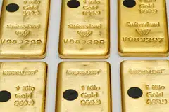 Gold prices edged higher on Wednesday, as a weakening dollar countered pressure from stronger Treasury yields and an aggressive stance on inflation by the US Federal Reserve chief. 