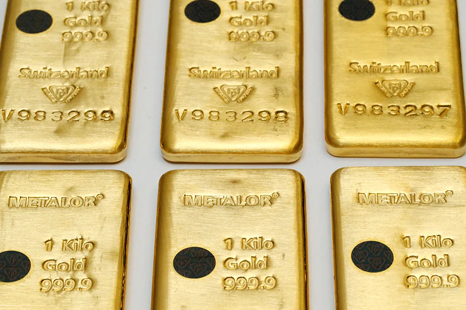 Gold prices edged higher on Wednesday, as a weakening dollar countered pressure from stronger Treasury yields and an aggressive stance on inflation by the US Federal Reserve chief. 
