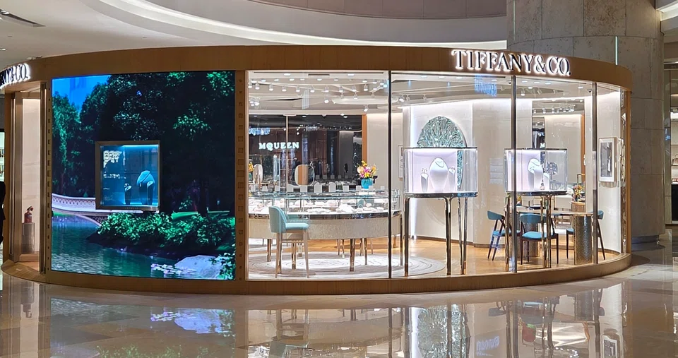 Tiffany's temporary Ion Orchard store is located in the mall's atrium on level 1.  