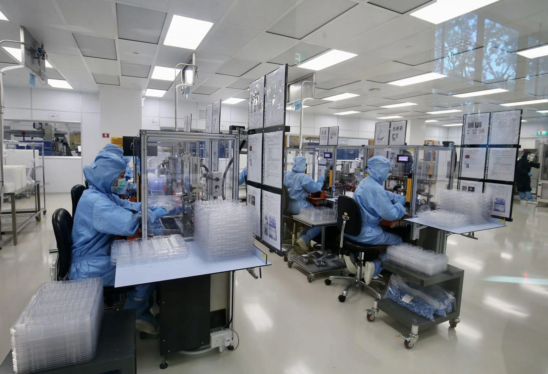 Singapore’s manufacturing output beats forecasts in March, but chemicals decline signals emerging Iran war risk