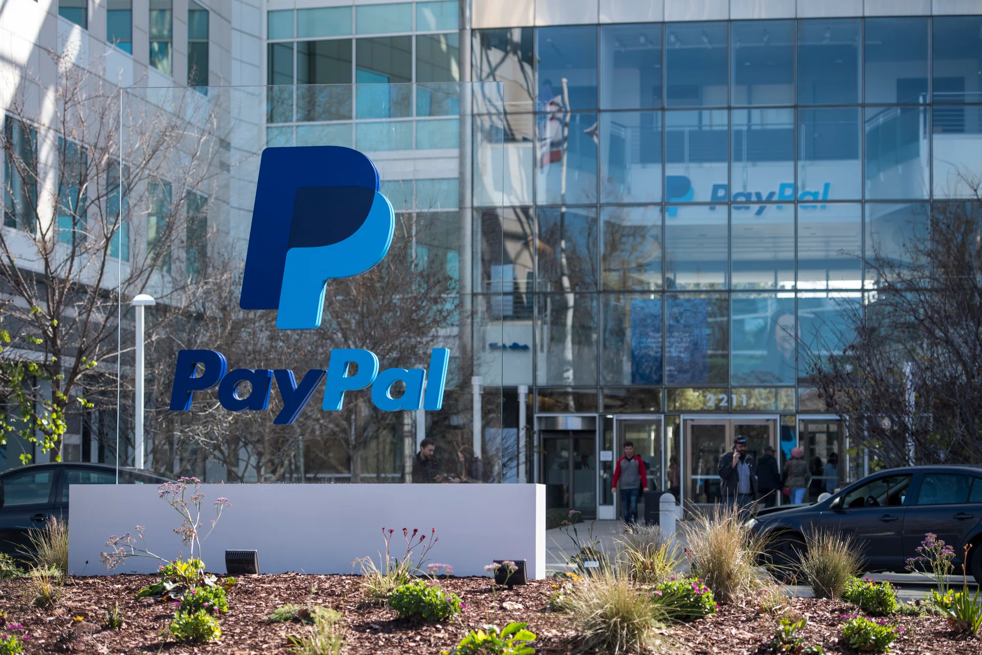 PayPal applies to become a bank as US loosens regulatory reins