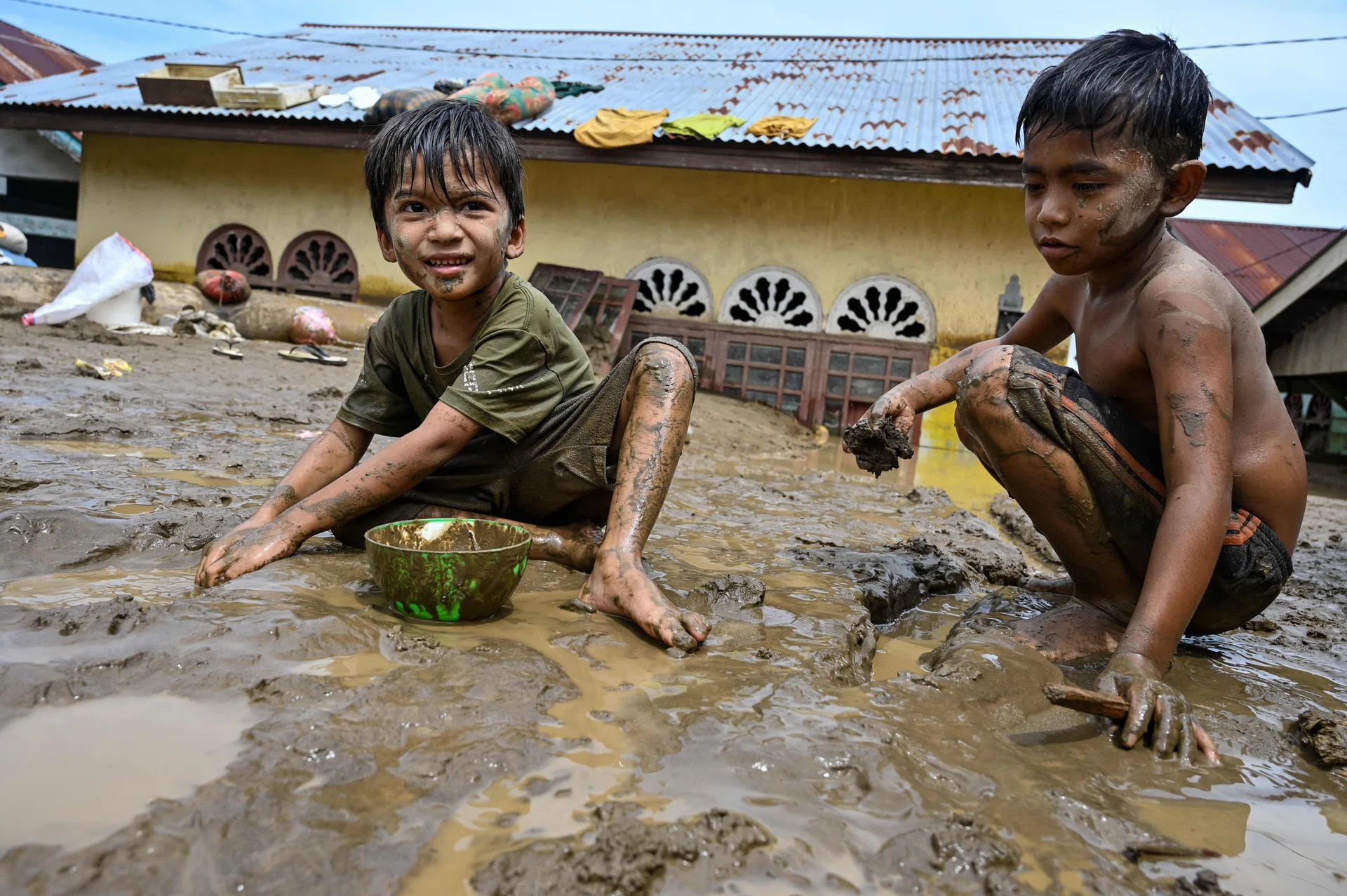 Death toll in South-east Asia floods tops 300