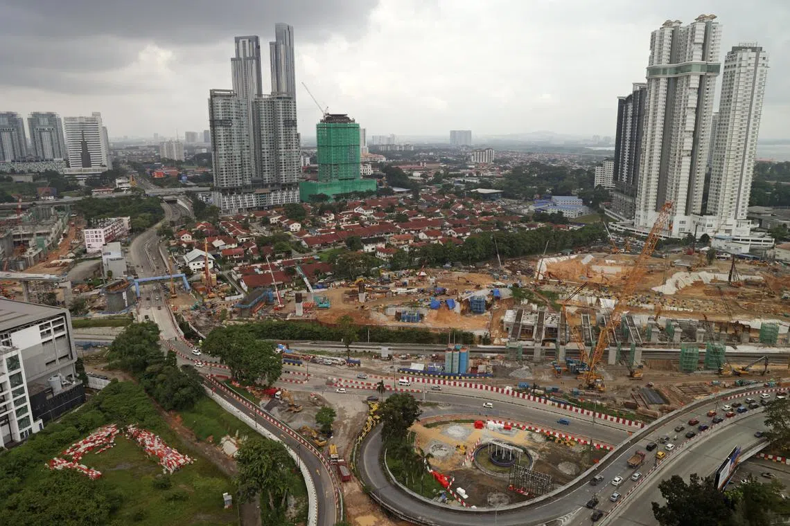马来西亚柔佛州鸟瞰图。柔佛—新加坡经济特区（Johor-Singapore Special Economic Zone）地点主要在依斯干达、森林城市和边佳兰，但仍未有最后定案。施工中的新柔地铁位于新山市区的武吉查卡站。 Aerial view of Bukit Chagar RTS Station under construction on 11/1/2024.